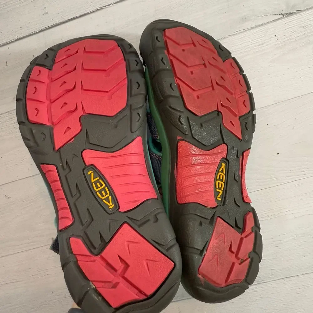Keen‎ Newport girls pink purple teal sandals size 4